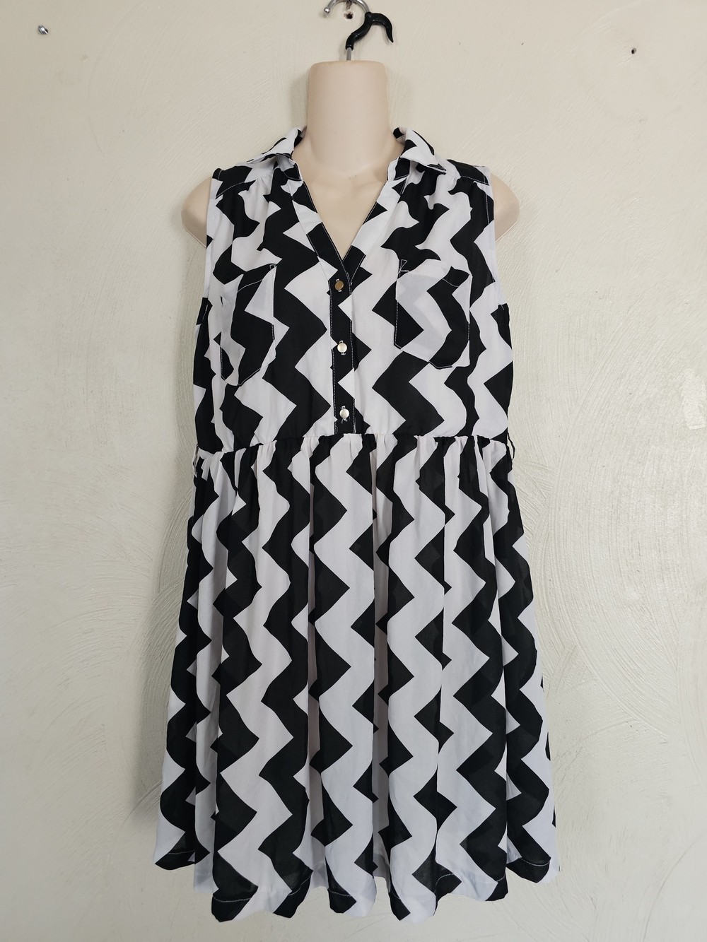 Xtaren Black And White Chevron Stripe Sleeveless Dress Size Womens Large NEW